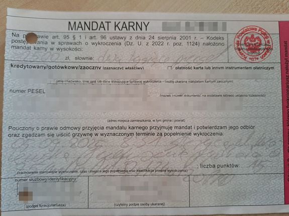 Formularz mandatu karnego z zablurowanymi danymi osobowymi i danymi identyfikacyjnymi