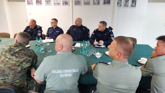 przedstawiciele służb podczas wspólnego spotkania