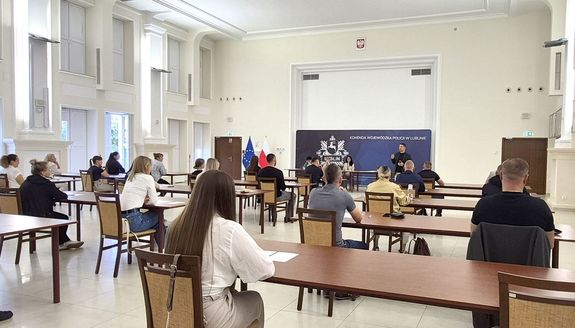 kandydaci piszą test wiedzy na sali konferencyjnej