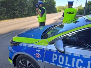 Policjanci podczas pomiaru prędkości