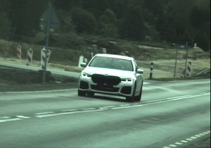 BMW jadące droga remontowaną