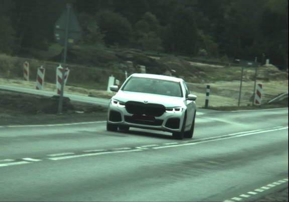BMW jadące droga remontowaną
