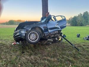 Miejsce wypadku drogowego. Pojazdy służb zabezpieczających miejsce zdarzenia.