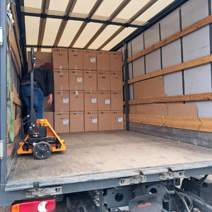 Zabezpieczone ekspresy zapakowane w fabryczne pudełka.