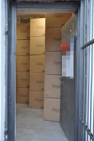 Zabezpieczone ekspresy zapakowane w fabryczne pudełka.