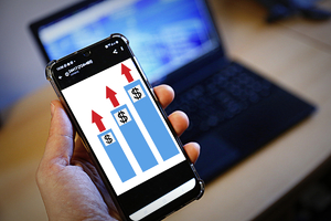 Samrtfon trzymany w dłoni a na ekranie wyświetla się wykres słupkowy rosnacy z logiem dolara w tle laptop