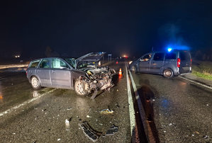 miejsce wypadku drogowego. Na zdjęciu widoczny jest  uszkodzony pojazd w wyniku zdarzenia drogowego oraz pracujące na miejscu służby.
