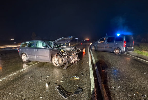 miejsce wypadku drogowego. Na zdjęciu widoczny jest  uszkodzony pojazd w wyniku zdarzenia drogowego oraz pracujące na miejscu służby.