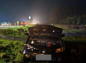 miejsce wypadku drogowego. Na zdjęciu widoczne są uszkodzone pojazdy w wyniku zdarzenia drogowego oraz pracujące na miejscu służby.