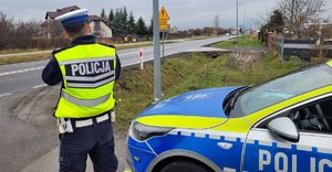 policjanci z miernikiem prędkości przy drodze