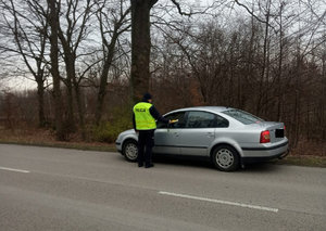 Policjant podczas badania stanu trzeźwości kierowcy na drodze