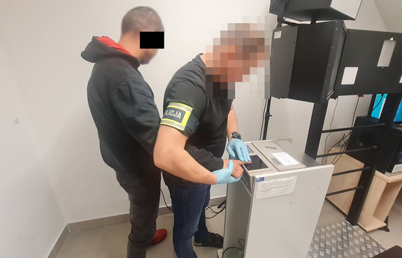 zatrzymany ma robioną daktyloskopię przez policjanta