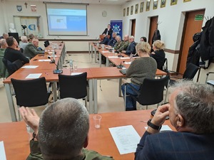 Pracownik urzędu miasta w Dęblinie przemawia podczas debaty społecznej