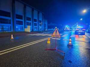 Zdjęcia z miejsca wypadku drogowego., Widoczna jest droga na której ustawione są znaki zabezpieczające oraz pojazdy w tym służb ratunkowych. Zdjęcie w porze nocnej.