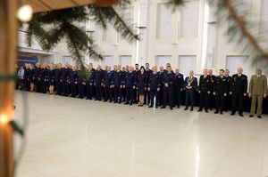 Funkcjonariusze policji stojący w szyku na sali konferencyjnej Komendy Wojewódzkiej Policji w Lublinie