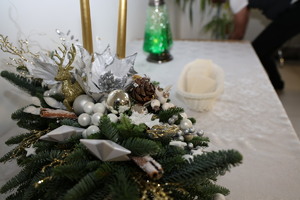 Policjancie i pracownicy komendy policji w rykach podczas spotkania opłatkowego w sali konferencyjnej