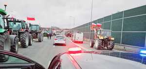 ciągniki rolnicze u stawione na drodze S17 podczas protestu rolników