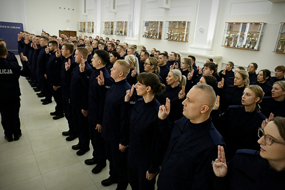 Policjanci wypowiadają słowa roty ślubowania.