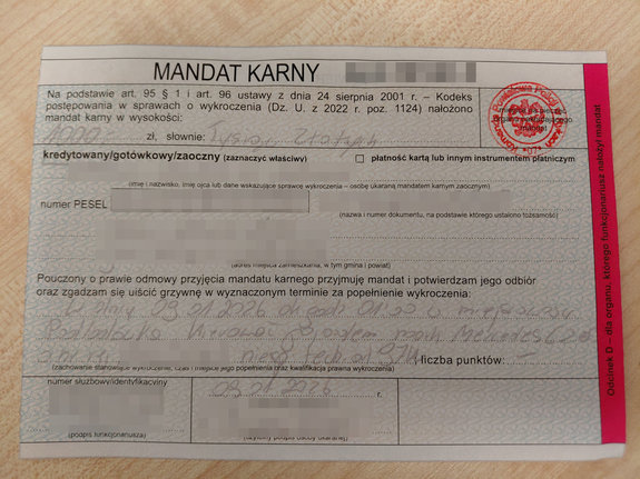 formularz mandatu karnego wypełniony z częściowo zablurowanymi danymi