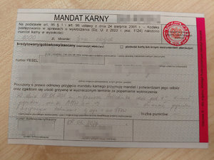 formularz mandatu karnego wypełniony z częściowo zablurowanymi danymi