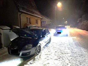 Samochód osobowy zatrzymany do kontroli drogowej otoczenie jest pokryte śniegiem