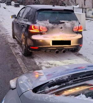 Samochód osobowy zatrzymany do kontroli drogowej otoczenie jest pokryte śniegiem