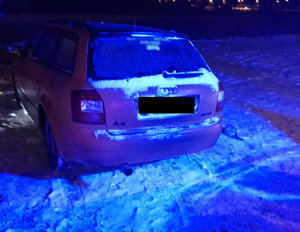 Samochód osobowy zatrzymany do kontroli drogowej otoczenie jest pokryte śniegiem