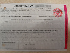 formularz mandatu karnego z zablurowanymi elementami wypełnionego dokumentu