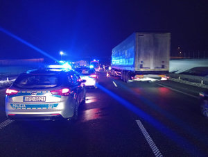 Miejsce zdarzenia drogowego na trasie S17 widoczne pojazdy służb oraz inne pojazdy poruszające się drogą