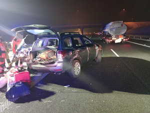 Miejsce zdarzenia drogowego na trasie S17 widoczne uszkodzony w wyniku zdarzenia samochód osobowy oraz inne pojazdy poruszające się drogą oraz służby ratunkowe - strażacy i osoby uczestniczące