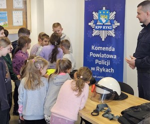 dzieci na świetlicy Komendy Powiatowej Policji w Rykach podczas spotkania z policjantami