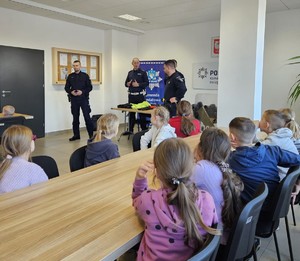 dzieci na świetlicy Komendy Powiatowej Policji w Rykach podczas spotkania z policjantami