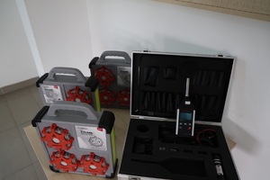 Zdjęcia z odprawy słuzbowej w sali odpraw komendy policji w rukach na których widać uczestników spotkania