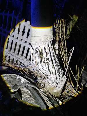 słup energetyczny uszkodzony w wyniku zdarzenia drogowego