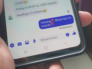 Zdjęcie ekranu telefonu z konwersacja na komunikatorze internetowym ,,Część podasz mi blika na 1000 zł Niedługo Ci oddam. Uważa!! Może być to oszustwo!,,