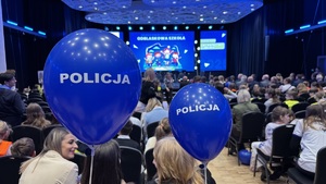Uczestnicy gali w sali w tle widać niebieskie balony z napisem policja