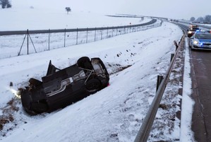 Pojazd marki BMW koloru Czernego  leżący w rowie