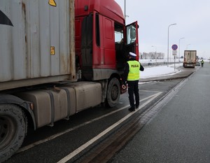Policjanci podczas działań truck&amp;bus kontrolują pojazdy ciężarowe