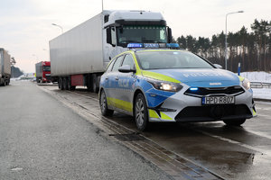 Policjanci podczas działań truck&amp;amp;bus kontrolują pojazdy ciężarowe