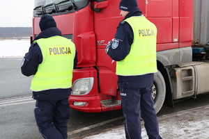 Policjanci podczas działań truck&amp;bus kontrolują pojazdy ciężarowe