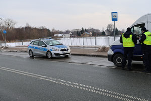 Policjanci podczas działań truck&amp;bus kontrolują pojazdy ciężarowe