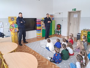 Policjanci prowadza spotkanie profilaktyczne z dziećmi