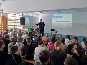 Policjanci prowadza spotkanie profilaktyczne z dziećmi