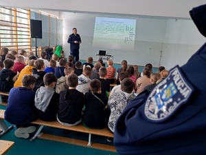 Policjanci prowadza spotkanie profilaktyczne z dziećmi