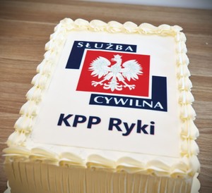 Uroczystość Świata służby Cywilnie w sali odpraw komendy policji w rykach z udziałem kierownictwa i pracowników policji