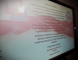 Zdjęcie ekranu na którym wyświetlone życzenia Komendanta Powiatowego Policji w Rykach z okazji Święta Służby Cywilnej