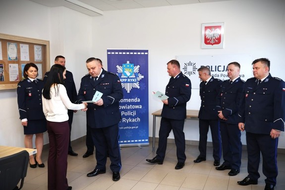 Uroczystość Świata służby Cywilnie w sali odpraw komendy policji w rykach z udziałem kierownictwa i pracowników policji