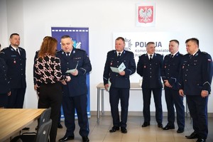 Uroczystość Świata służby Cywilnie w sali odpraw komendy policji w rykach z udziałem kierownictwa i pracowników policji