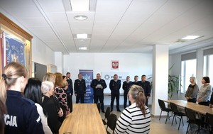 Uroczystość Świata służby Cywilnie w sali odpraw komendy policji w rykach z udziałem kierownictwa i pracowników policji