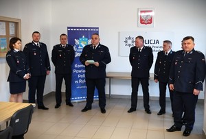 Uroczystość Świata służby Cywilnie w sali odpraw komendy policji w rykach z udziałem kierownictwa i pracowników policji
